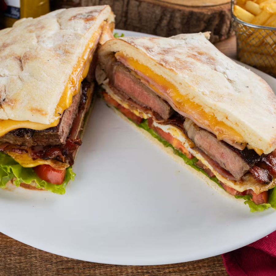 Nossos beirutes são preparados no pão sírio, generosamente recheados com a opção de sua escolha: filé de frango, mignon, contra-filé, light ou americano. Uma versão gigante, perfeita para matar a fome de verdade. Clique e escolha o seu! 😋🥙