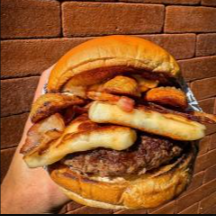 ️ Pão de geregelim, Blend de carne (140g), queijo coalho, banana da terra, bacon, cebola caramelizada, molho barbecue e maionese temperada.
imagem ilustrativa.