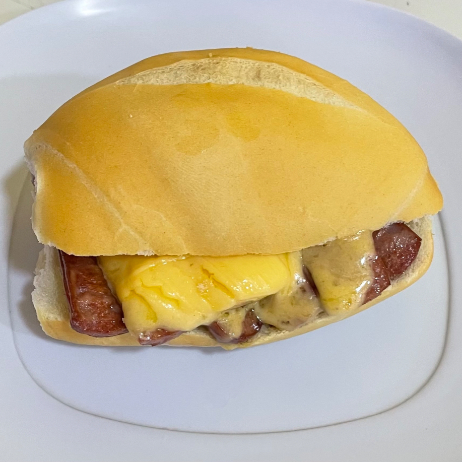 Pão francês fresquinho, recheado com linguiça fina frita e queijo. O clássico saboroso!