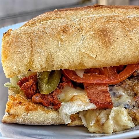 Torta de milanesa longaniza y quesillo