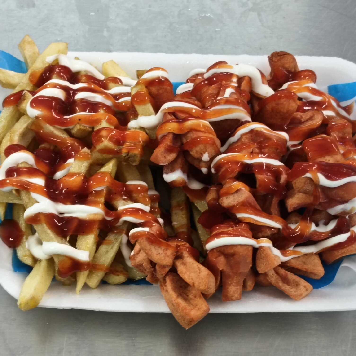 Salchipapas.