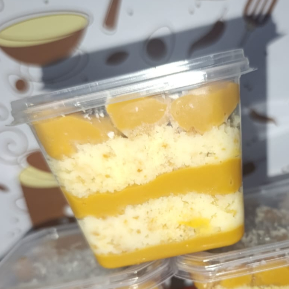 Bolo no pote de doce de leite, feito com 2 camadas de massa branca e 3 camadas de puro doce de leite, finalizado com coco ralado. Combinação perfeita