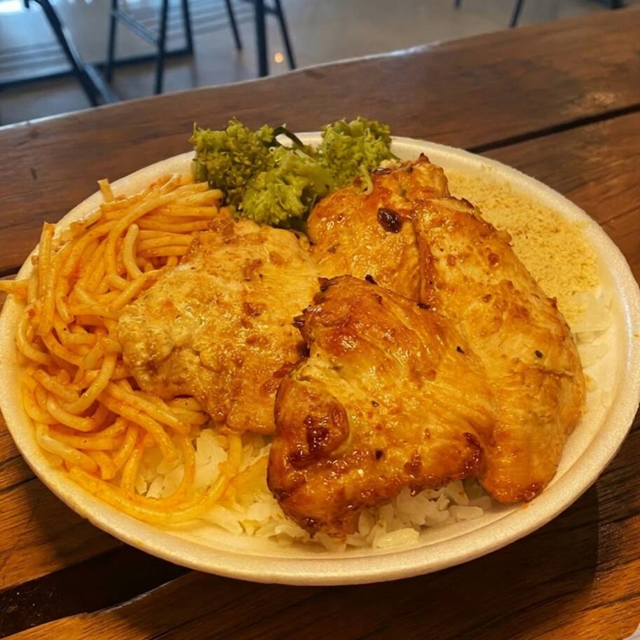 Filé de frango grelhado e bem temperado, acompanhado de arroz soltinho, feijão branco, macarrão refogado, farofa e salada fresca. Uma refeição caseira, saborosa e bem servida na medida certa para o dia a dia.