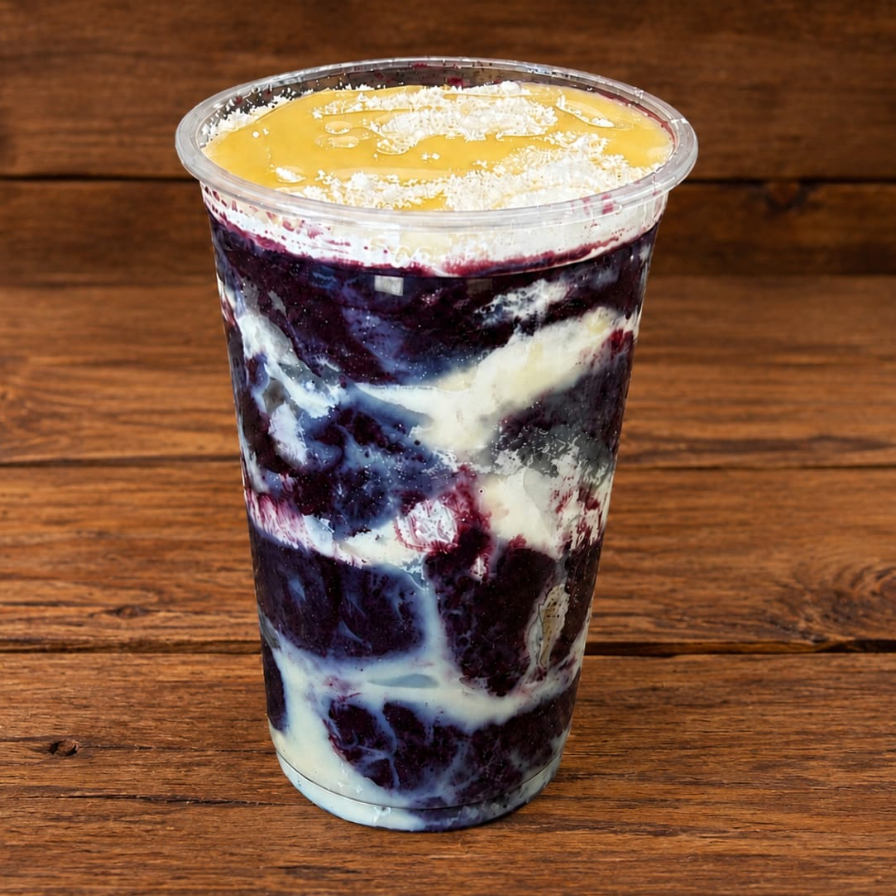 Açaí super cremoso montado em camadas de leite em pó e leite condensado