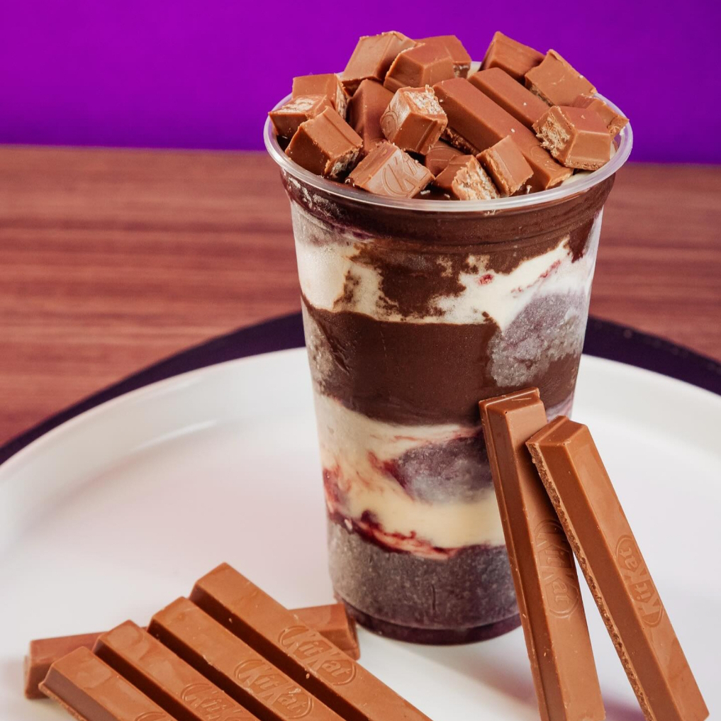 Açaí cremoso, com pedaços de KitKat trufado, borda generosa de Nutella, na porção ideal de 400ml 🍫🍓
