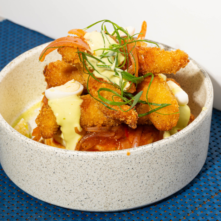 Batata temperada com azeite, limão e abacate, com escabeche de cebola e pimenta panka