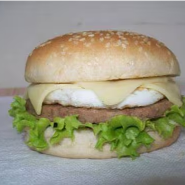 Pão carne queijo ovo molho bilijack  , barbecue e salada