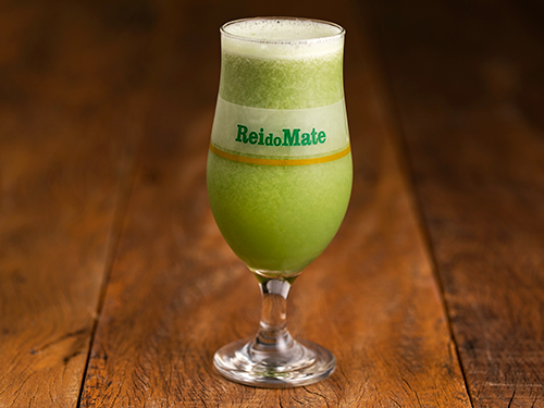 Mate batido com xarope de menta e polpa de fruta.