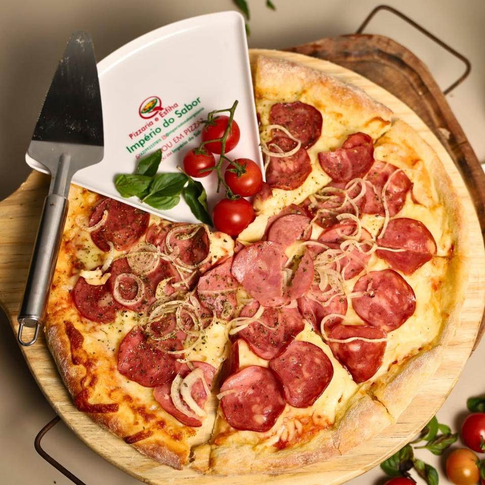 Pizza com linguiça calabresa, mussarela, cebola e azeitonas, trazendo um sabor marcante e uma combinação perfeita para quem ama sabores intensos.
