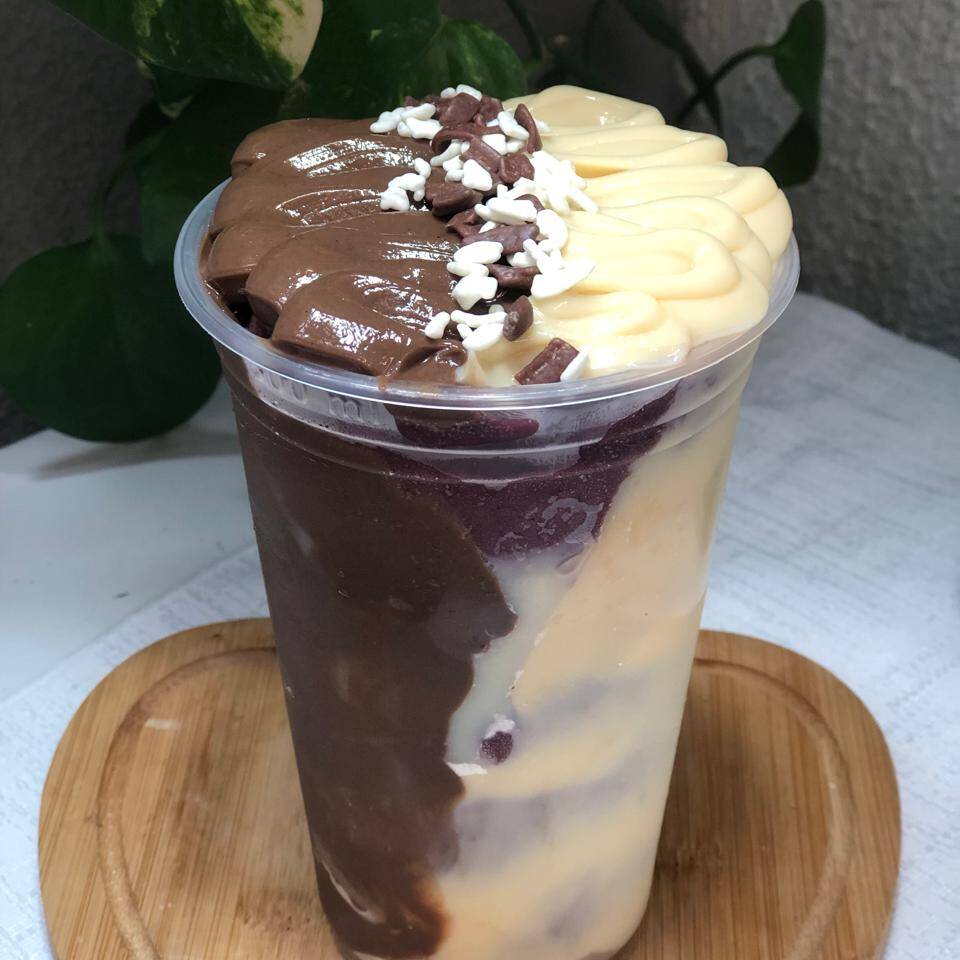 🍫🍓 **Açaí Trufado Dois Amores** 💜
Uma combinação irresistível para os amantes de chocolate! 😍
Nosso açaí trufado Dois Amores é preparado com açaí super cremoso, acompanhado de um delicioso recheio gourmet branco e um recheio de chocolate meio amargo preto. Uma mistura perfeita de sabores, com a cremosidade do açaí e a intensidade dos chocolates em cada colherada.
✨ Dois recheios, um amor em cada camada!
Experimente essa combinação dos sonhos! 💜🍫