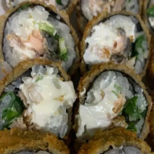 Pele do salmão, cream cheese, arroz e alga envoltos na farinha panko.