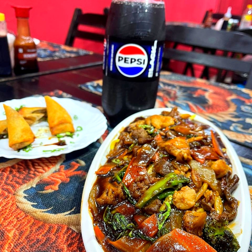 carne, frango, e legumes fatiado, acelga, cenoura, brócolis e chuchu Refrigerante de 1 litro +2 Rolinho primavera