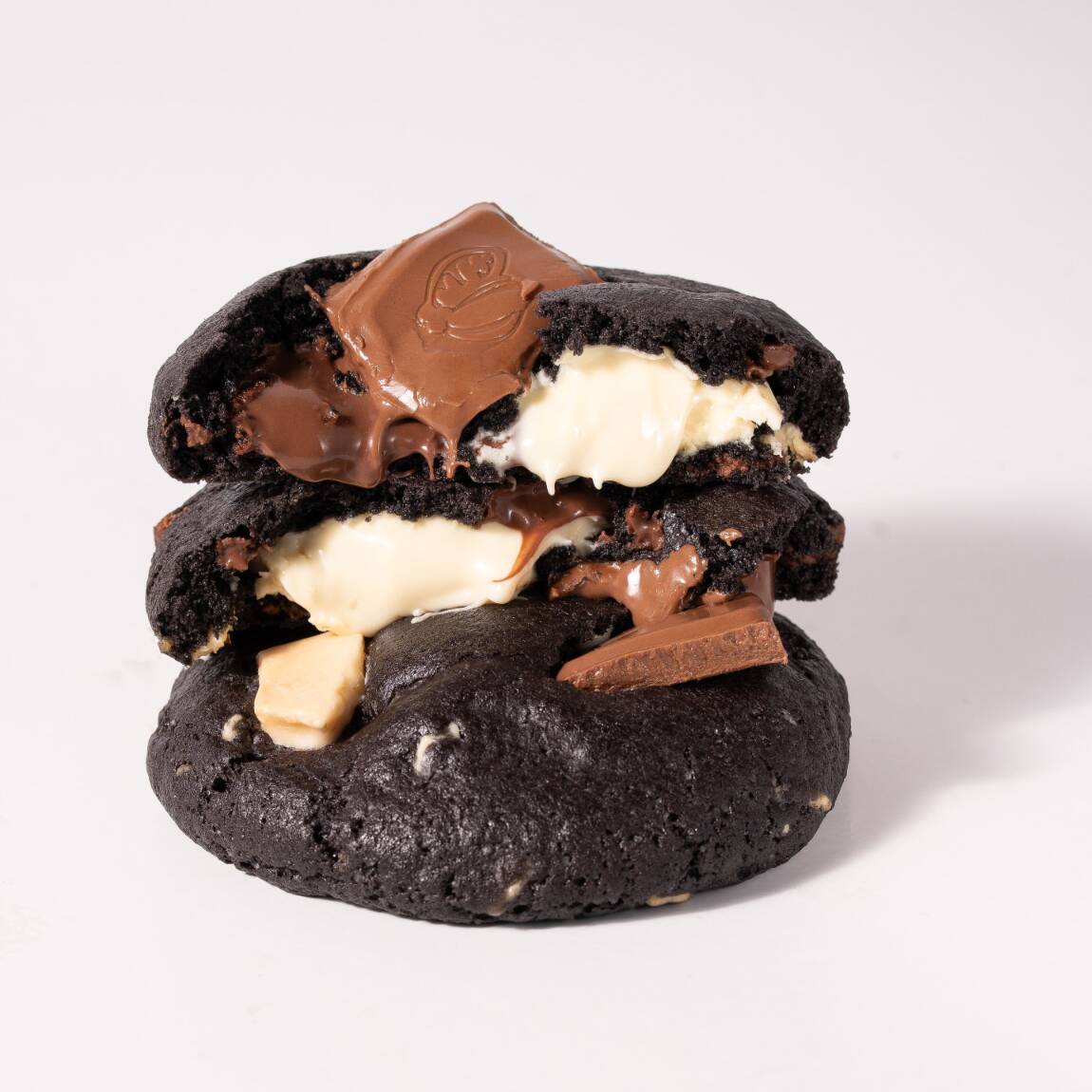 Feito com chocolate Alpino, possui massa intensa de cacau black com pedaços de chocolate ao leite e branco, recheio cremoso e finalização com um pedaço da barra.