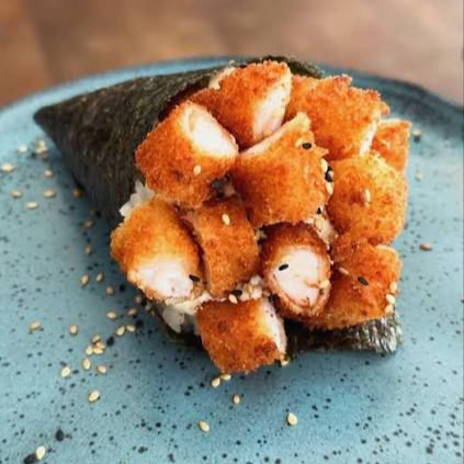 Temaki com camaroes empanados na panko, nori, cream chesse polenguinho finalizados com cebolinha e gergelim. Acompanha 20ml de teriaky e shoyu sache