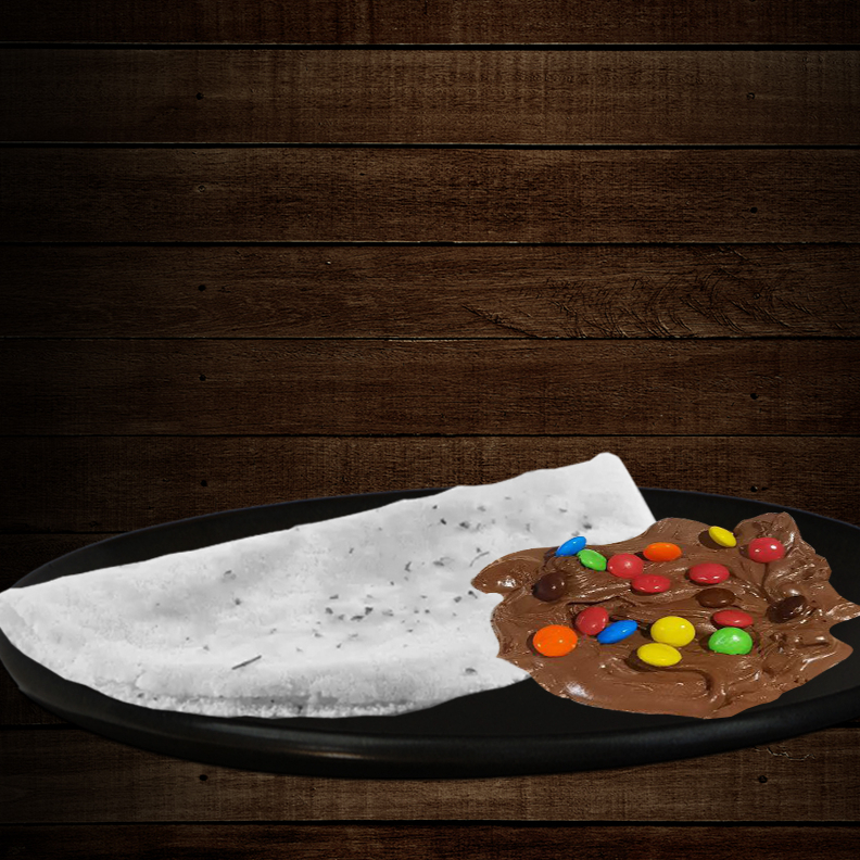 Sua massa fresca e saborosa de tapioca, preparada com cuidado, é a base perfeita para o luxuoso chocolate com avelã. Contudo, o toque final e irresistível deste prato é, sem dúvidas, a adição dos melhores e originais M&M's, conferindo uma explosão de sabores e texturas inigualáveis. Uma experiência doce e deliciosa a cada mordida!