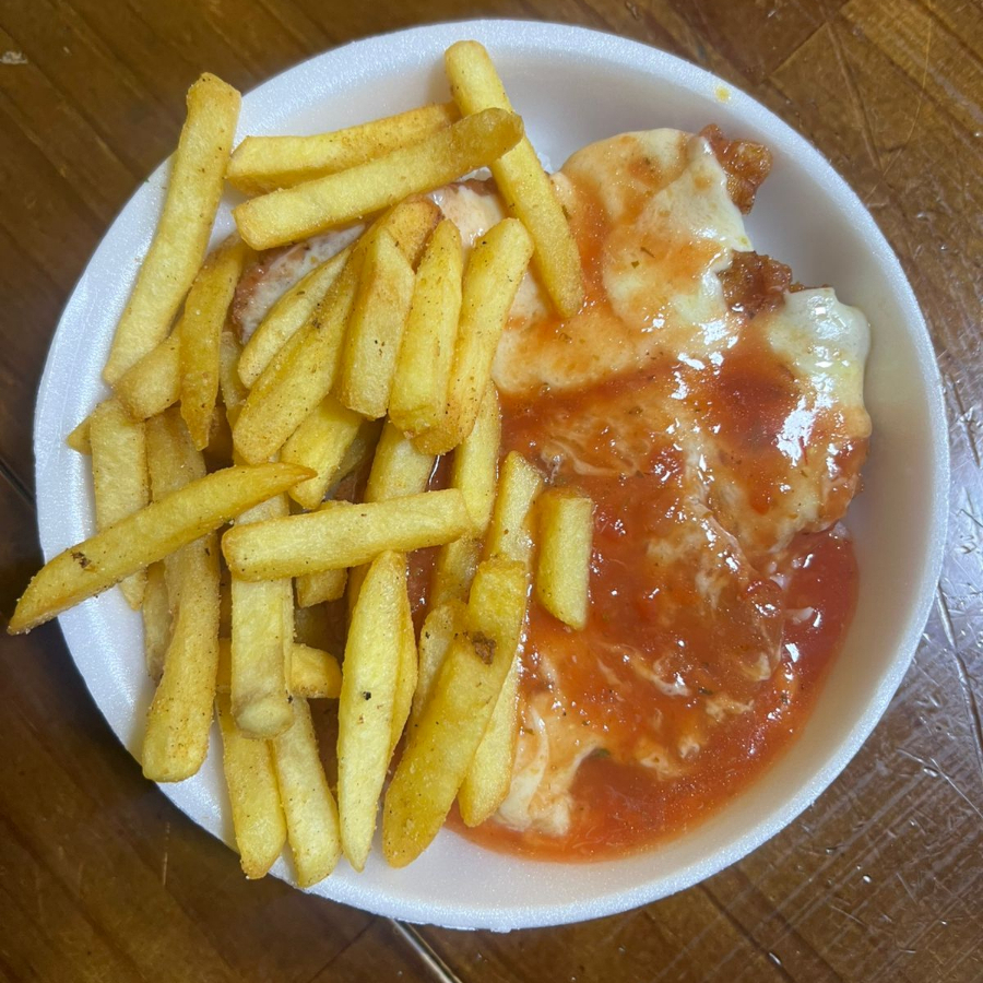 🍽️ QUENTINHA Acompanha arroz, feijão, 2 filé á parmegiana com molho e queijo derretido , batata frita e farofa. Porção na medida certa, simples e bem servida 👍😋