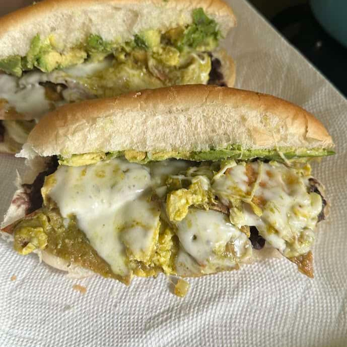 Torta Chilaquiles Verdes con Huevo Revuelto