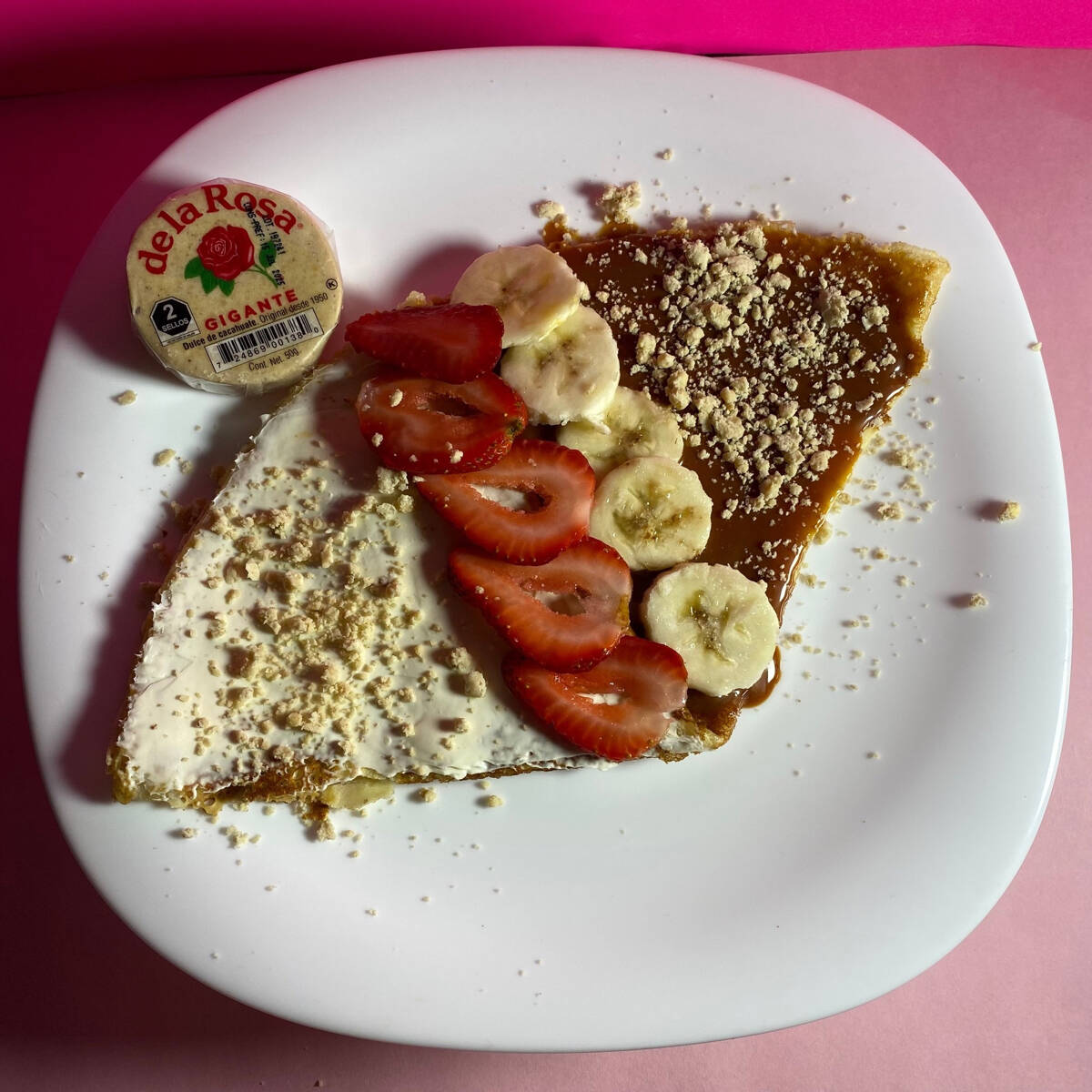 Crepa de Cajeta con Philadelphia, Fruta y Topping