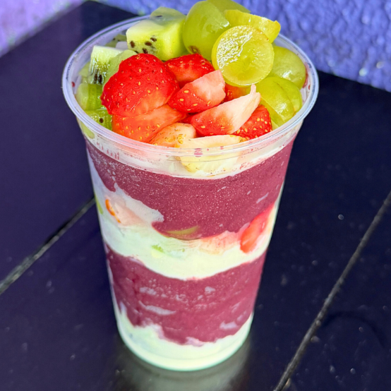 Delicioso Açaí Cremoso e Refrescante com uva, Banana, Morango e Leite Condensado.