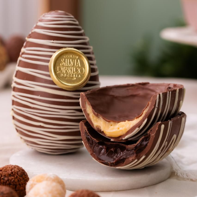 Casca de chocolate belga recheada com brigadeiro belga cremoso e creme de Ninho reunidos em um só ovo. Dois sabores únicos em uma experiência completa. Aprox. 420g