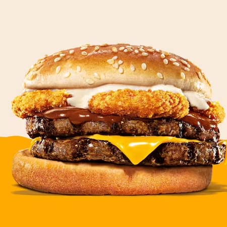 Um hambúrguer com duas carnes bovinas grelhadas, pão com gergelim, queijo derretido, onion rings, molho barbecue e maionese Bk.