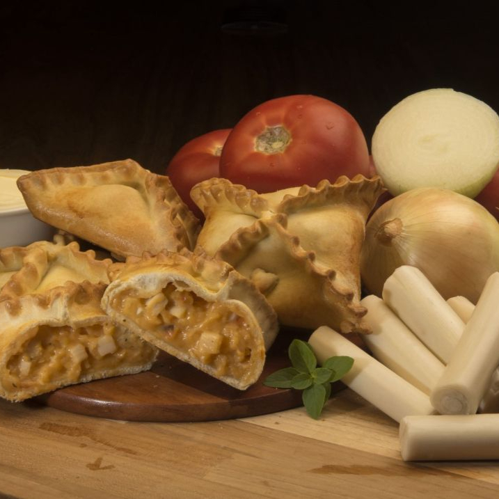 Massa fina e macia envolvendo recheio cremoso de palmito temperado 😋. Produto assado e congelado, pronto para aquecer no forno ou airfryer.