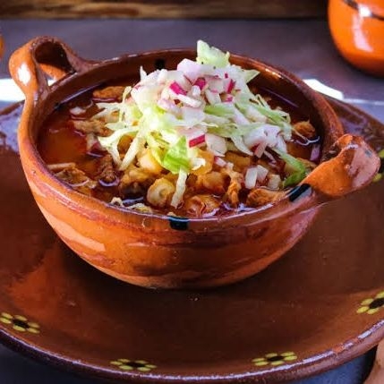 Pozole rojo combinado puerco y pollo, un litro.