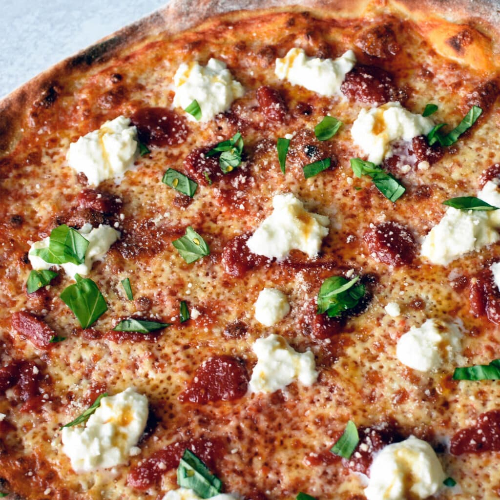 🍅 Molho Rufu’s, 🧀 muçarela premium, 🧀 parmesão ralado, 🫒 azeitona fatiada, 🧀 stracciatella, 🌿 manjericão e orégano. Cremosa, leve e absurdamente elegante.