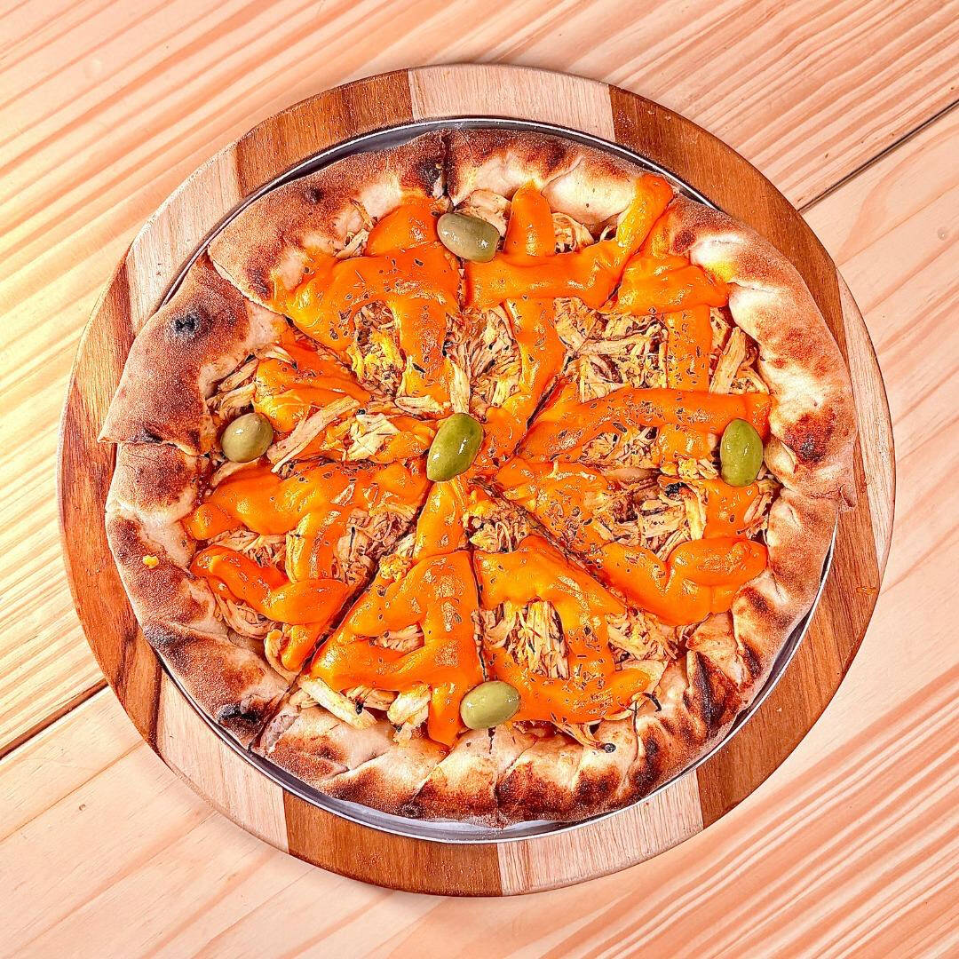 Pizza grande de frango desfiado suculento com cheddar cremoso, uma combinação que derrete na boca.