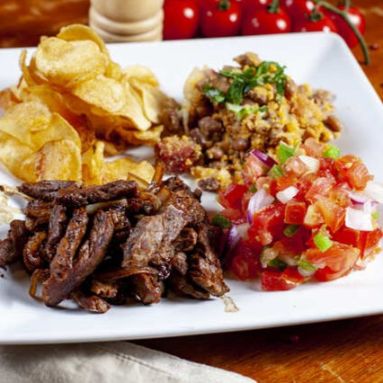 Tradicional e Suculento! Saboreie nosso Pop Steaks, onde tiras de contra filé aceboladas se encontram com dois acompanhamentos e um molho à sua escolha. Uma refeição que une simplicidade e sofisticação em cada garfada!