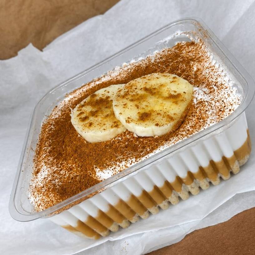 Camadas de banana fresca, doce de leite cremoso, chantilly delicado e um toque de canela que deixa cada colherada ainda mais especial.