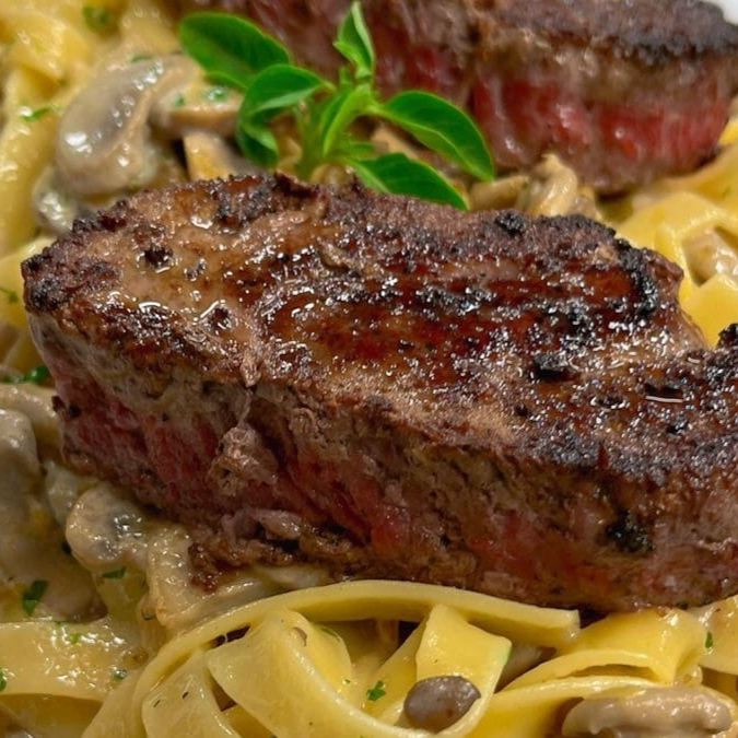 Medalhões grelhados ao molho cremoso de funghi, com tagliatelle gorgonzola e nozes.