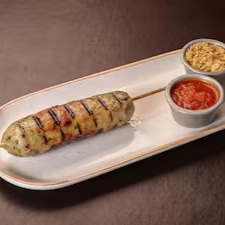(Espetinho simples de kafta de frango com queijo 200g in natura com molho e farinha)