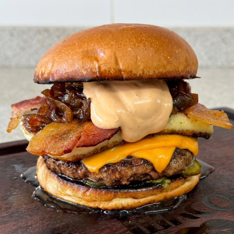 Pão, carne 130g queijo mussarela, molho cheddar, bacon caramelizado, tomate, alface,