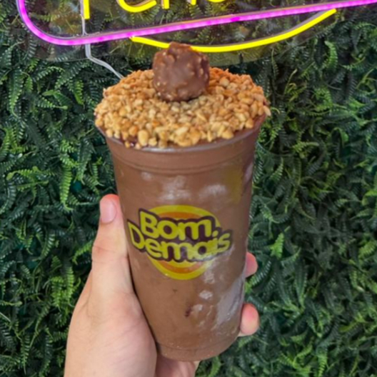 Nosso açaí cremoso de Ferrero é trufado com Nutella envolvente, e acompanhado de amendoim e para finalizar ainda vem com um bombom inteiro no topo. Um delicioso copo cheio de textura, sabor marcante e aquele toque sofisticado que só a Bom Demais sabe entregar. Uma explosão de sabor!