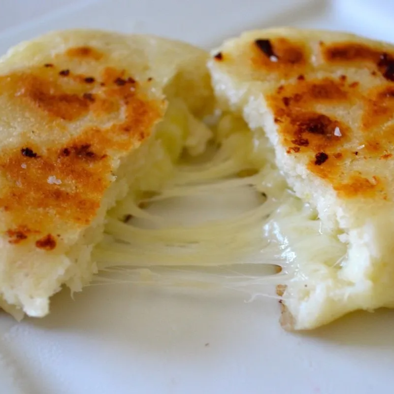 Arepa Rellena de Queso Mozarella
