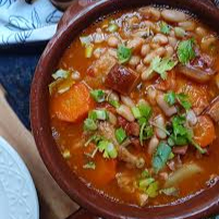 Caldo de Mocotó Especial Feijão branco, mocotó e dobradinha picados, combinados com batata, cenoura, bacon, calabresa, cebola e um mix de especiarias cuidadosamente selecionadas. Aprox. 500g
