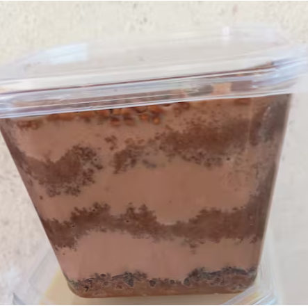 Um delícioso bolo de brigadeiro irresistível com uma generosa porçao de brigadeiro e bastante granulado