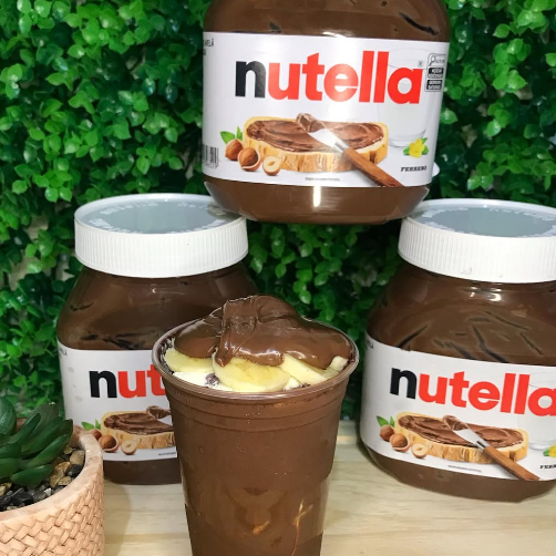 Açaí artesanal, leite em po, granola, xerem de amendoim, banana, nutella e leite condensado