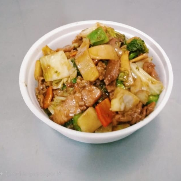 Carne fatiada com brócolis, acelga, repolho, couve-flor, cenoura, cebola, pimentão verde e vermelho ao molho shoyu.