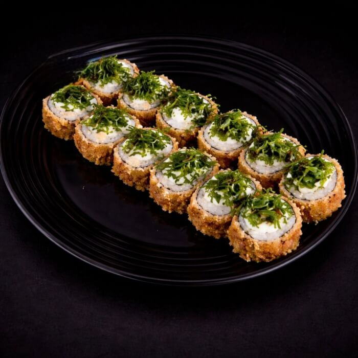 Hot com Crispy de Couve 12 peças R$ 29,90 Alga, arroz, salmão grelhado, cream cheese (empanado na farinha especial e frito) Com couve crispy por cima.