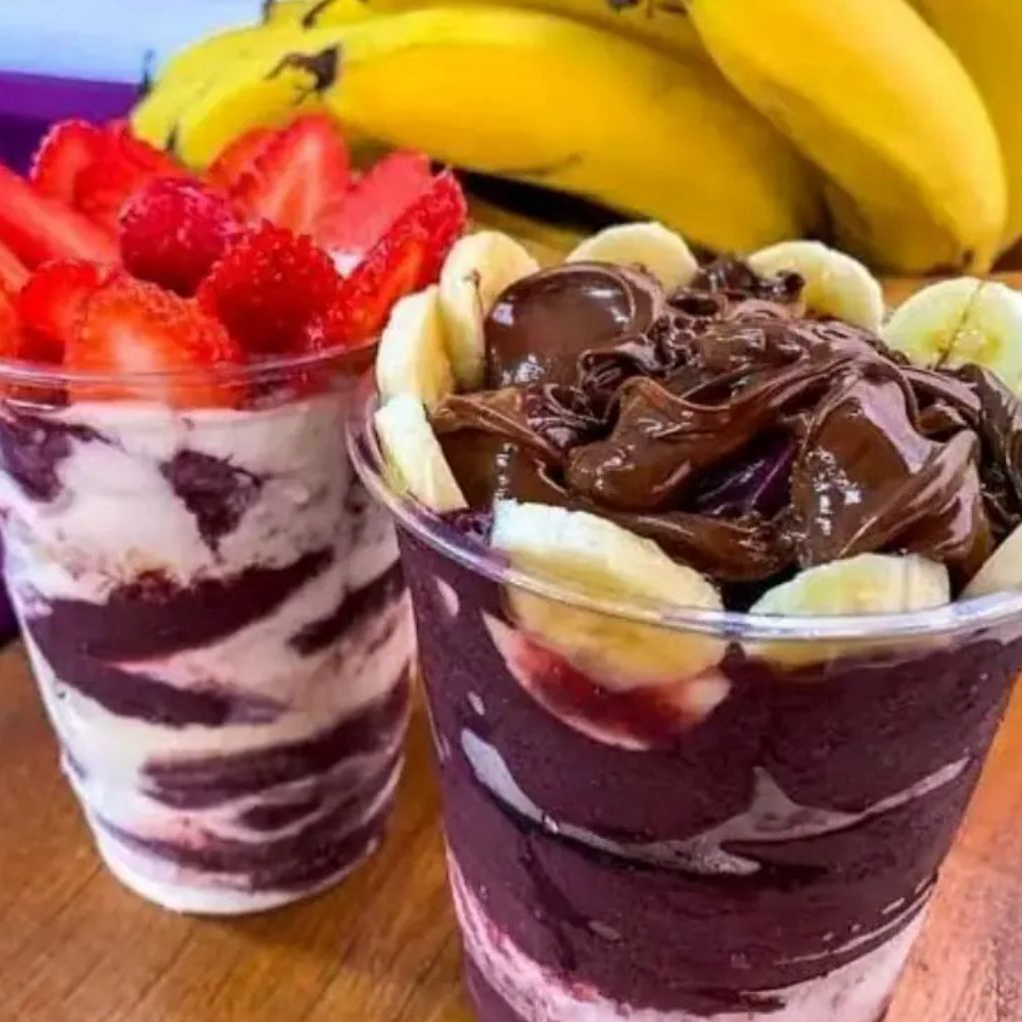 Promoção 2 copos de 300ml Experimente o açaí mais cremoso e bem servido da região em dose dupla! São 2 copos generosos de 300ml, com até 4 acompanhamentos grátis para você montar o combo do seu jeito e aproveitar cada colherada com muito sabor.