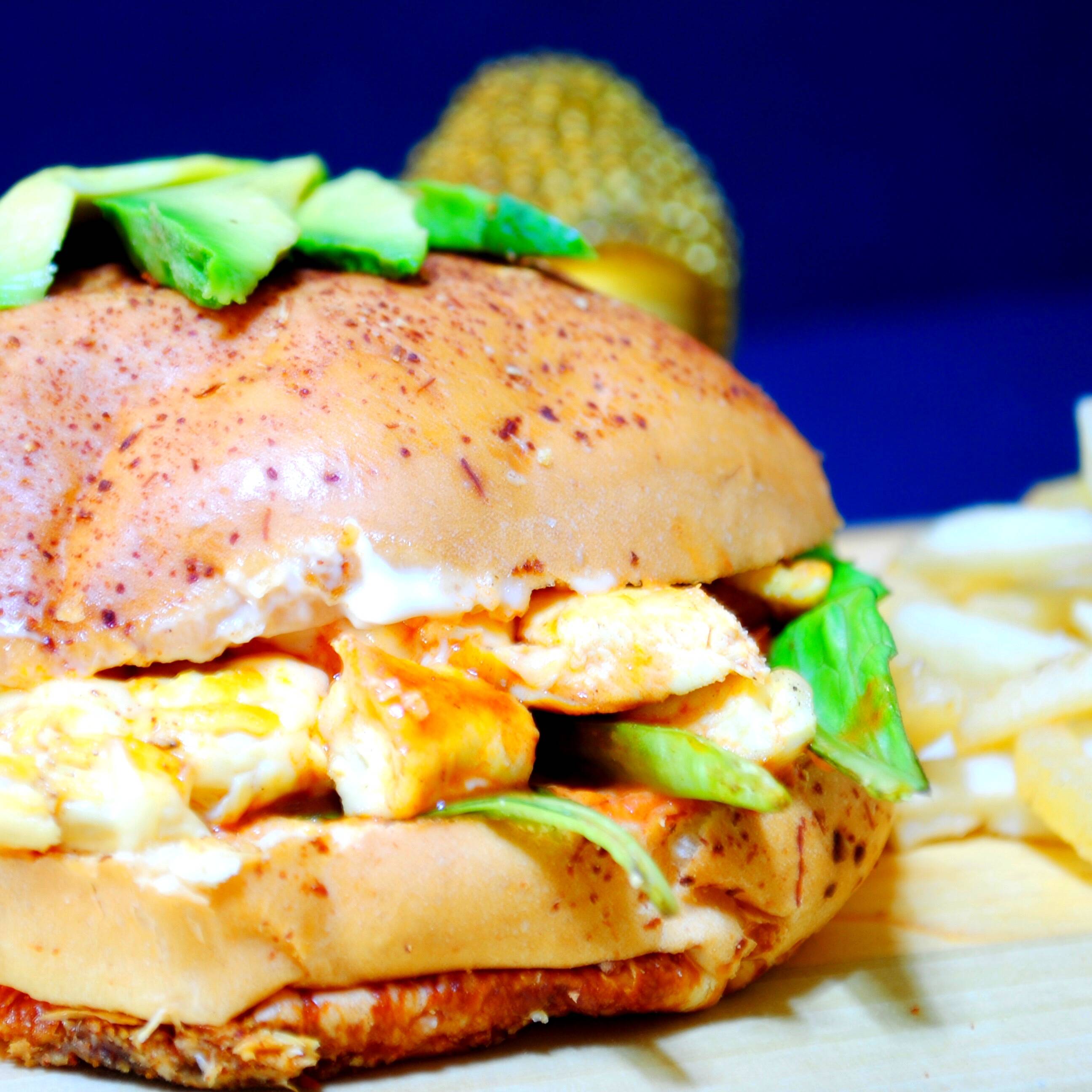 Hamburguesa de Pollo a la Plancha BBQ, y papas