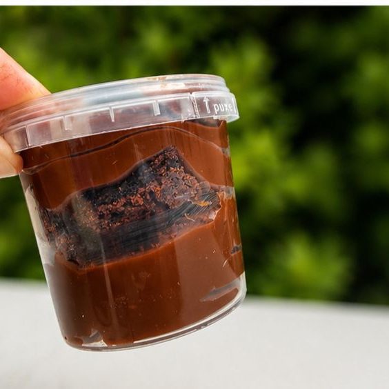 camadas de Brownie molhadinho e brigadeiro ao leite - irresistível !