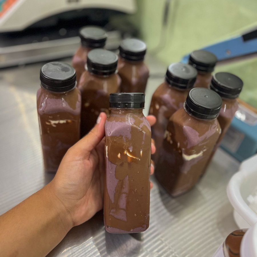 Açaí na garrafa de 300ml batido com leite Ninho, leite integral, banana e leite condensado. finalizado na garrafa com bastante Nutella pura e leite Ninho. obs: acompanha canudo.