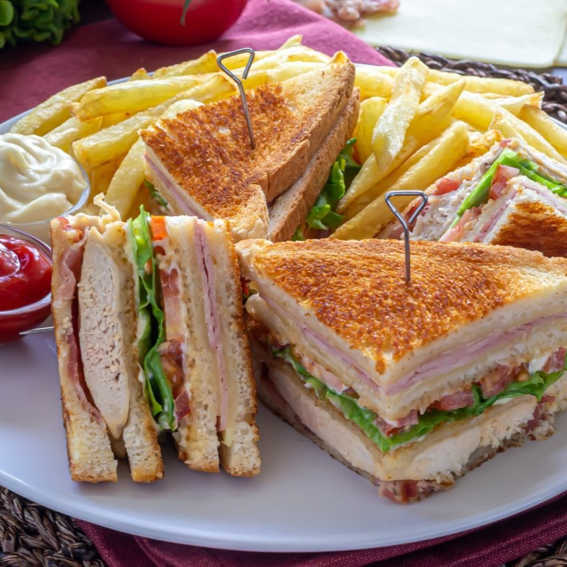 Club Sandwich con Papas
