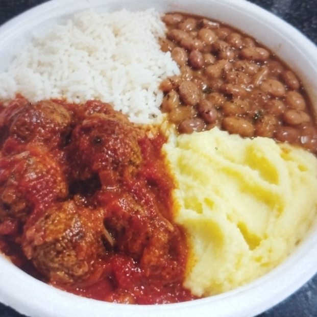Arroz, feijão, almôndegas ao molho vermelho, purê de batata, tudo fresquinho!