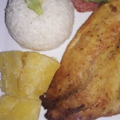 Pescado Frito con Yuca y Arroz