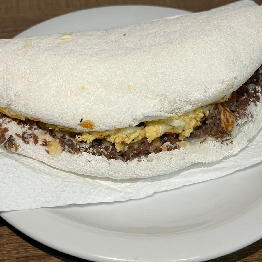 Tapioca crocante, feita na hora recheada com charque desfiada e queijo coalho derretido.