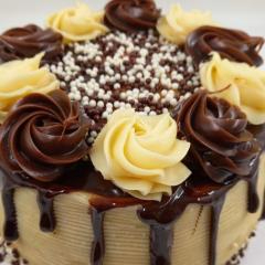 Massa fofinha recheada e coberta com bem casado. Um clássico repaginado!